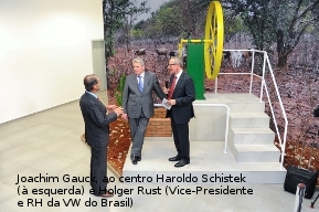 Joachim Gauck entre Haroldo Schistek (à esquerda) e Holger Rust (Vice-Presidente de Recursos Humanos da Volkswagen do Brasil)